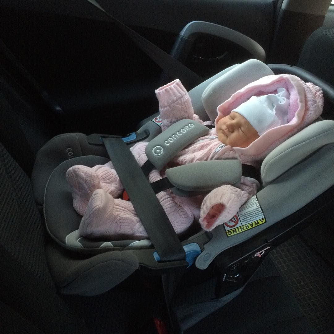 Младенец в автолюльке